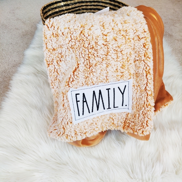 Rae Dunn Bedding Brand New Rae Dunn Family Sherpa Throw Blanket